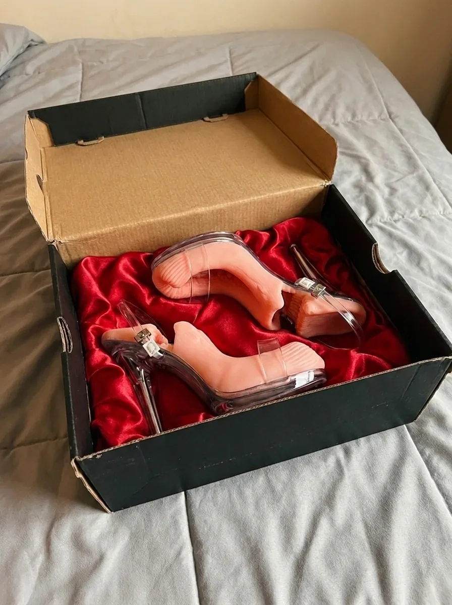 Un par de High-Heel Shoe en su caja